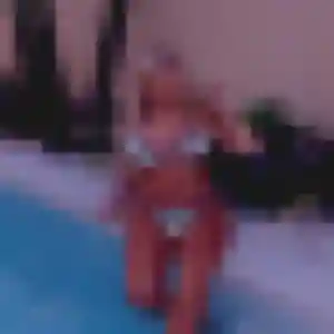 Zineb, 29 ans, connectée à Corconne pour une rencontre coquine