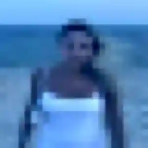 Photo exclusive de Farida, 40 ans à Magny-Cours - plan discret